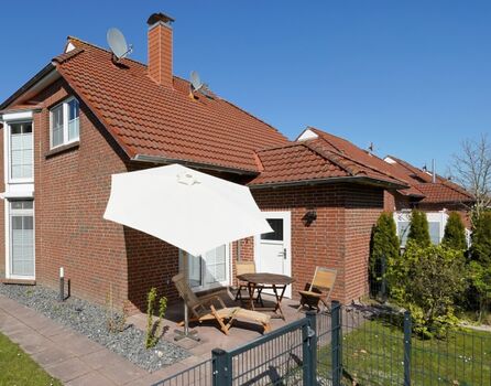 Terrasse und umzäunter Garten