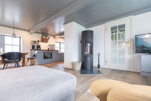 Wohnzimmer mit Sofaecke und Kamin