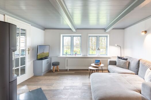 Wohnzimmer mit Sofaecke und Kamin