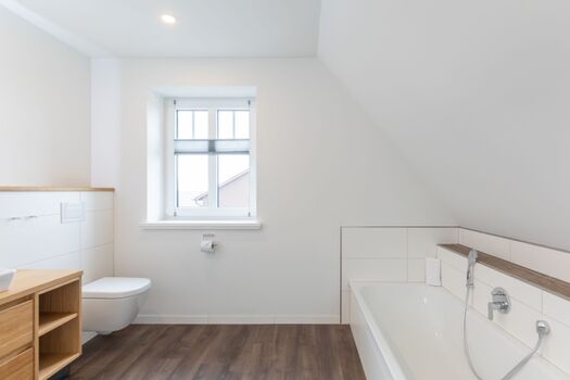 Badezimmer mit Dusche und Badewanne