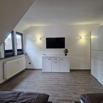 Schlafzimmer mit großem Schrank und TV