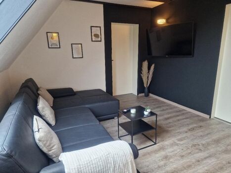 Wohnzimmer mit großem Smart TV