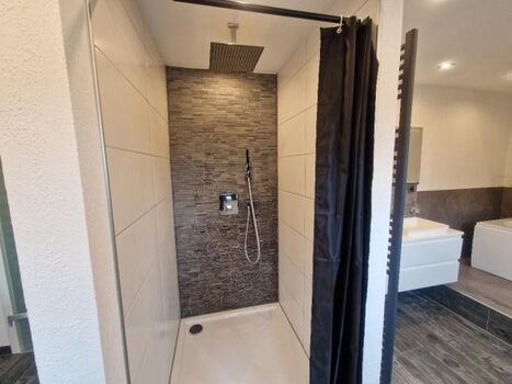 Badezimmer mit großer Dusche