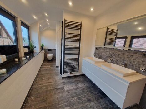 Badezimmer mit großer Dusche und Doppelwaschtisch