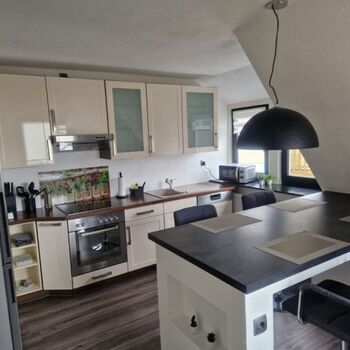 Voll ausgestattete Küche mit Spülmaschine, Backofen, Mikrowelle