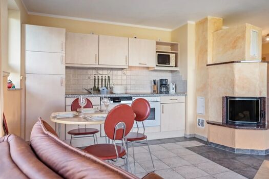 Wohnzimmer, Kamin und Küche