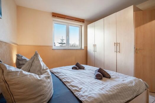 Schlafzimmer mit Kleiderschrank