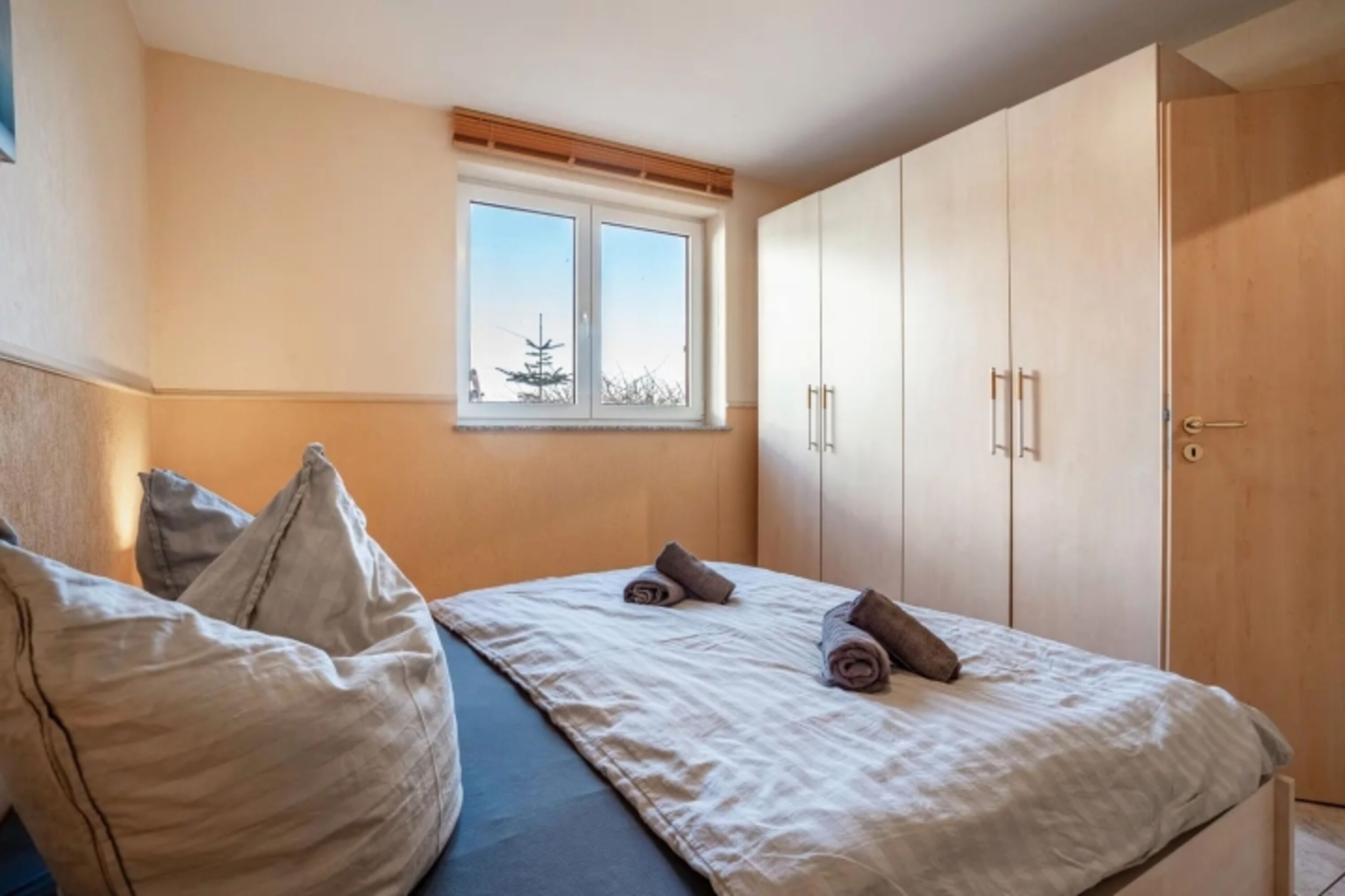 Schlafzimmer mit Kleiderschrank