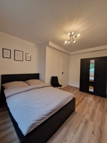 Schlafzimmer mit Doppelbett