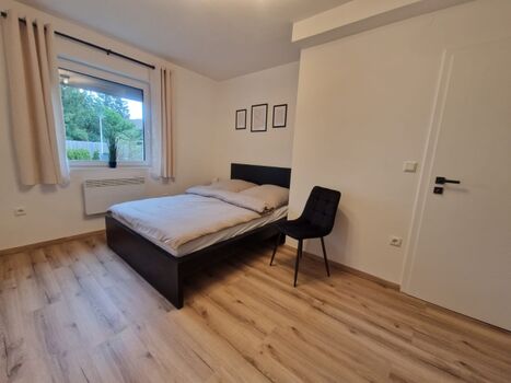 Schlafzimmer mit Doppelbett
