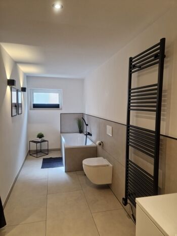 Badezimmer mit Badewanne und Dusche