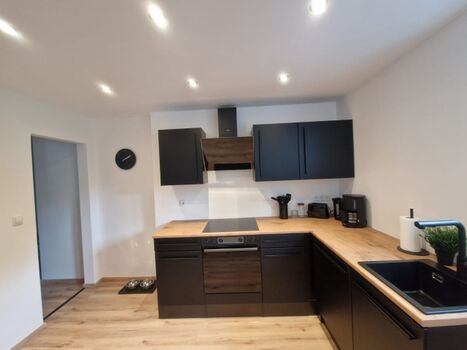 Küche mit Geschirrspülmaschine, Kühl-/Gefrierkombination, Backofen