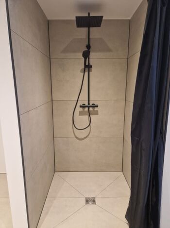 Badezimmer mit Badewanne und Dusche