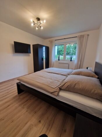 Schlafzimmer mit Doppelbett