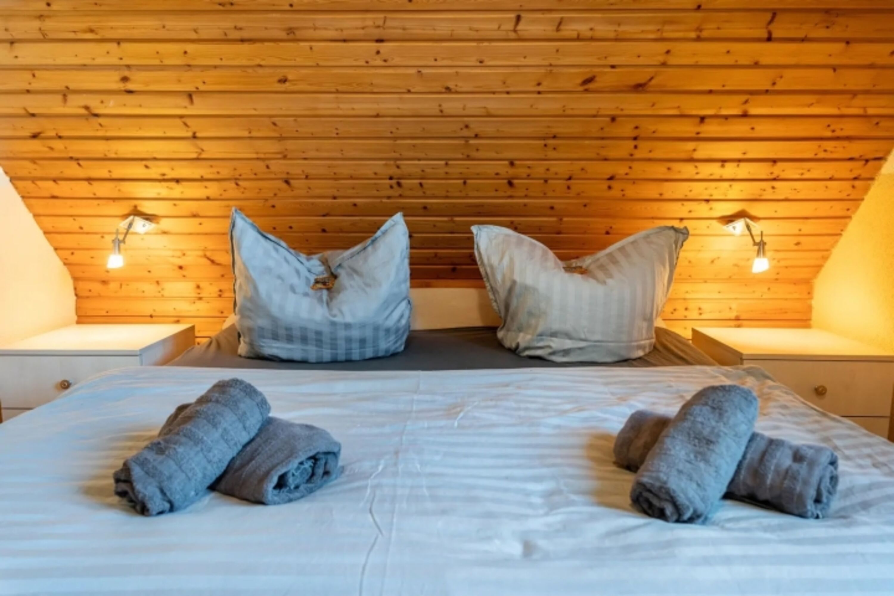 Separates Schlafzimmer mit Bettwäsche