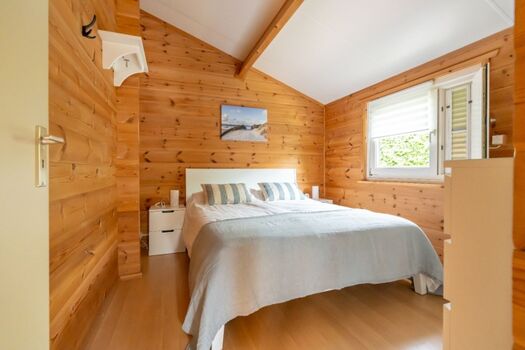 Schlafzimmer 2 mit Doppelbett, Schrank und Kommode