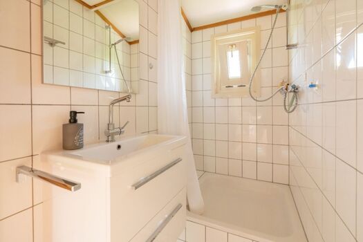 Badezimmer 2 mit Dusche und Waschbecken