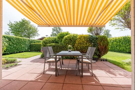 Terrasse mit Gartengruppe und Markise