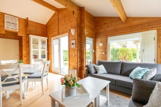 die komfortable Sitzecke mit Satelliten-TV