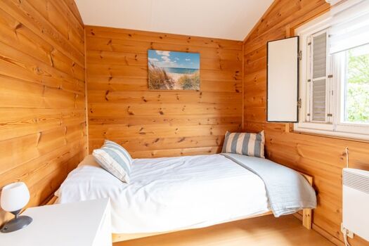 Schlafzimmer 3 mit Einzelbett und Kommode