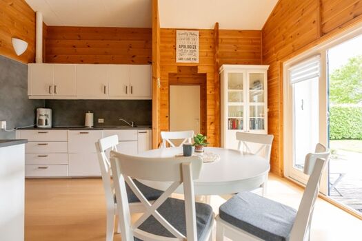 Die offene Küche mit Essgruppe