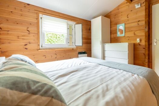 Schlafzimmer 2 mit Doppelbett, Schrank und Kommode