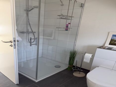 Badezimmer  im OG mit Dusche und Badewanne