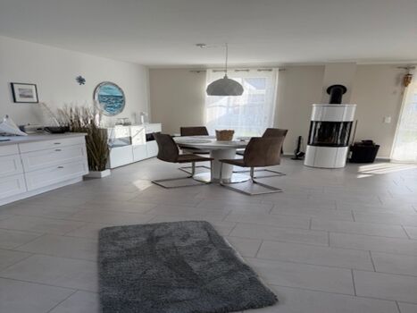 offener Wohn-Essbereich mit Kamin und Küche