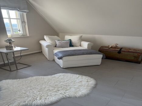 Schlafzimmer 2 im OG mit Schlafcouch und Ottomane