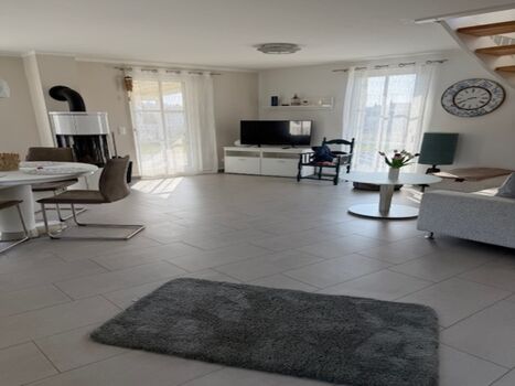 offener Wohn-Essbereich mit Kamin und Küche