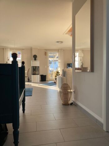 Eingangsbereich mit Flur und Blick in den Wohn-Essbereich