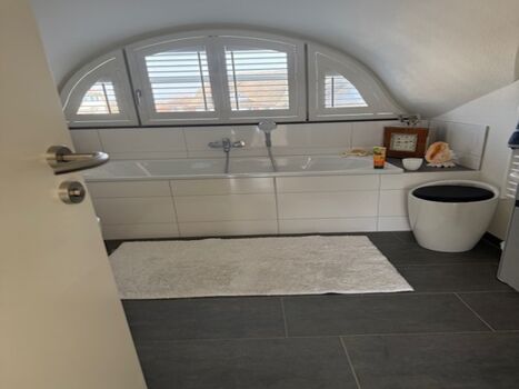 Badezimmer  im OG mit Dusche und Badewanne