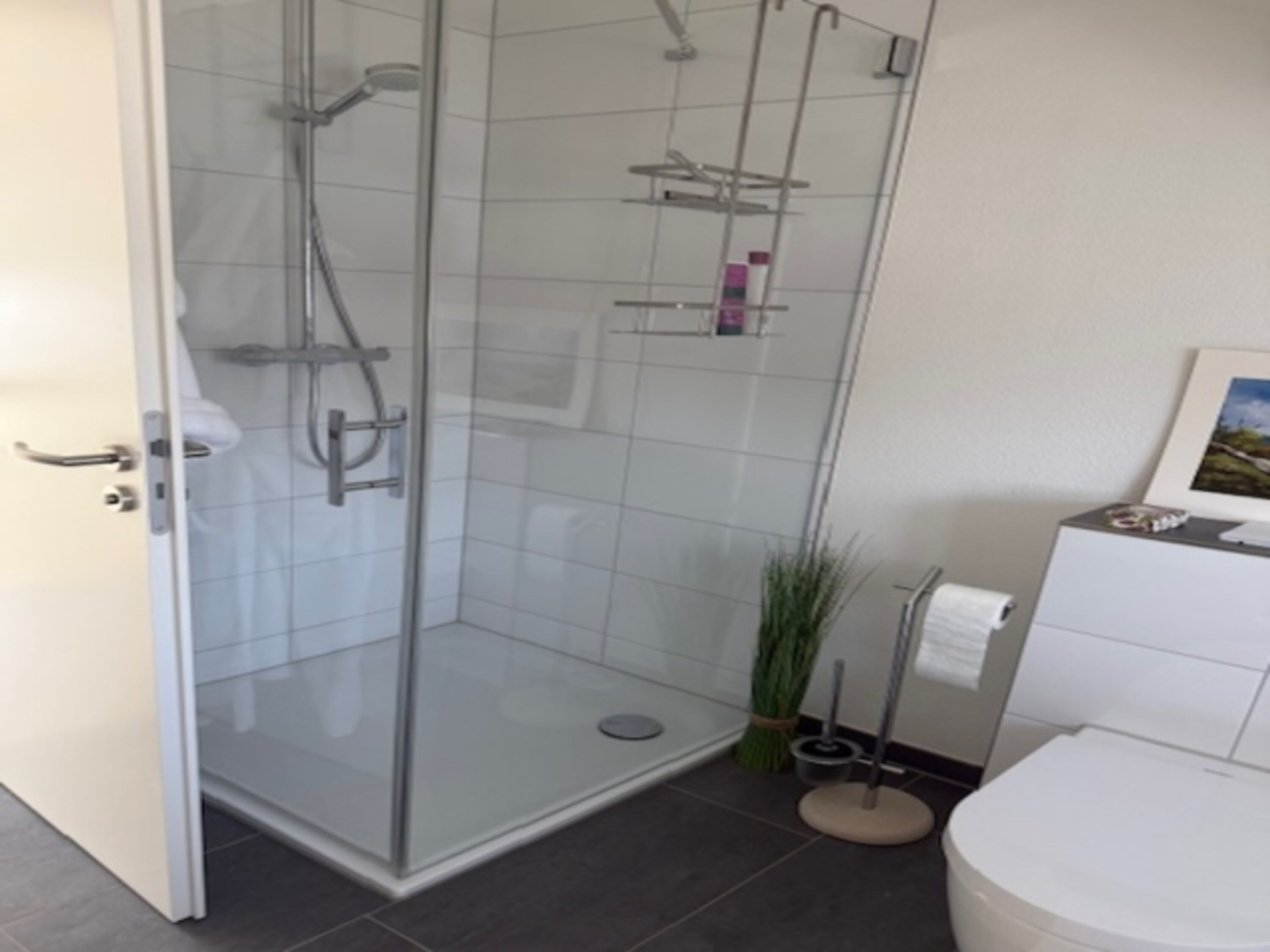 Badezimmer im OG mit Dusche und Badewanne