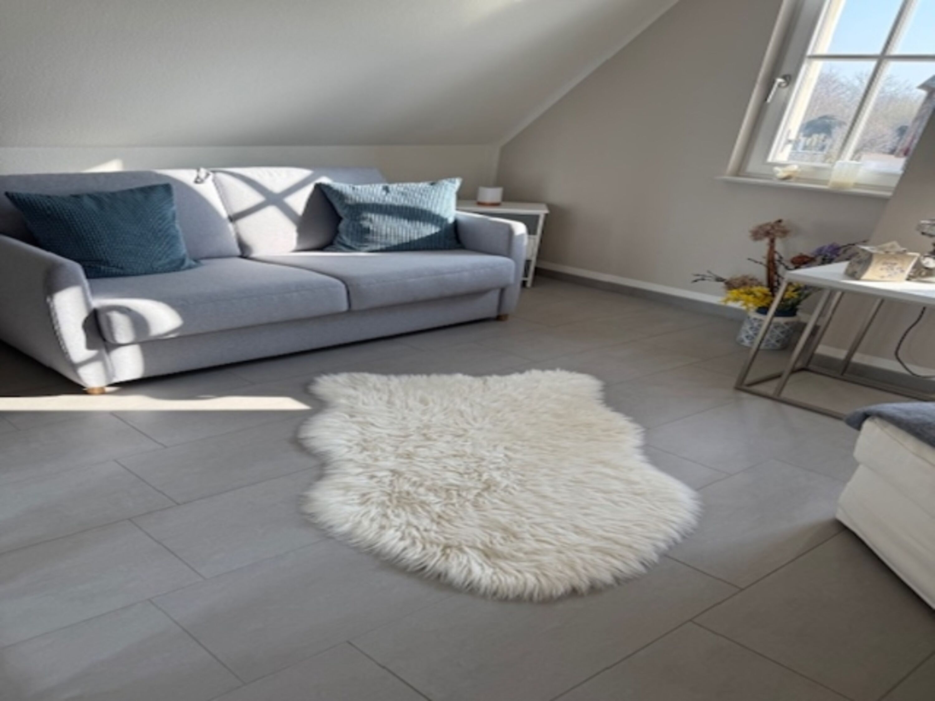 Schlafzimmer 2 im OG mit Schlafcouch und Ottomane