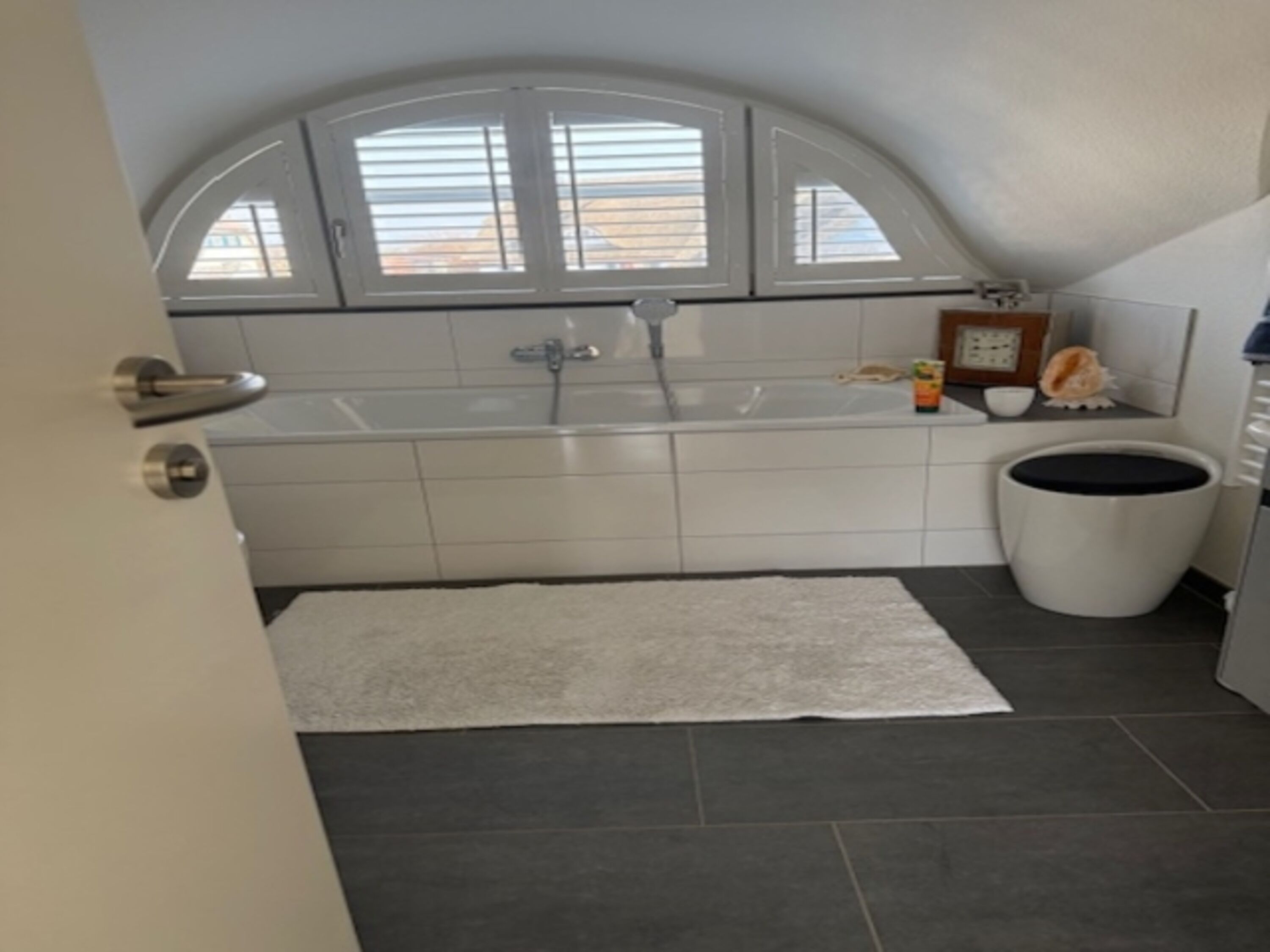 Badezimmer im OG mit Dusche und Badewanne