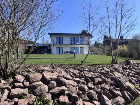 Haus vom Feldweg aus