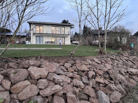 Garten von Feldweg aus