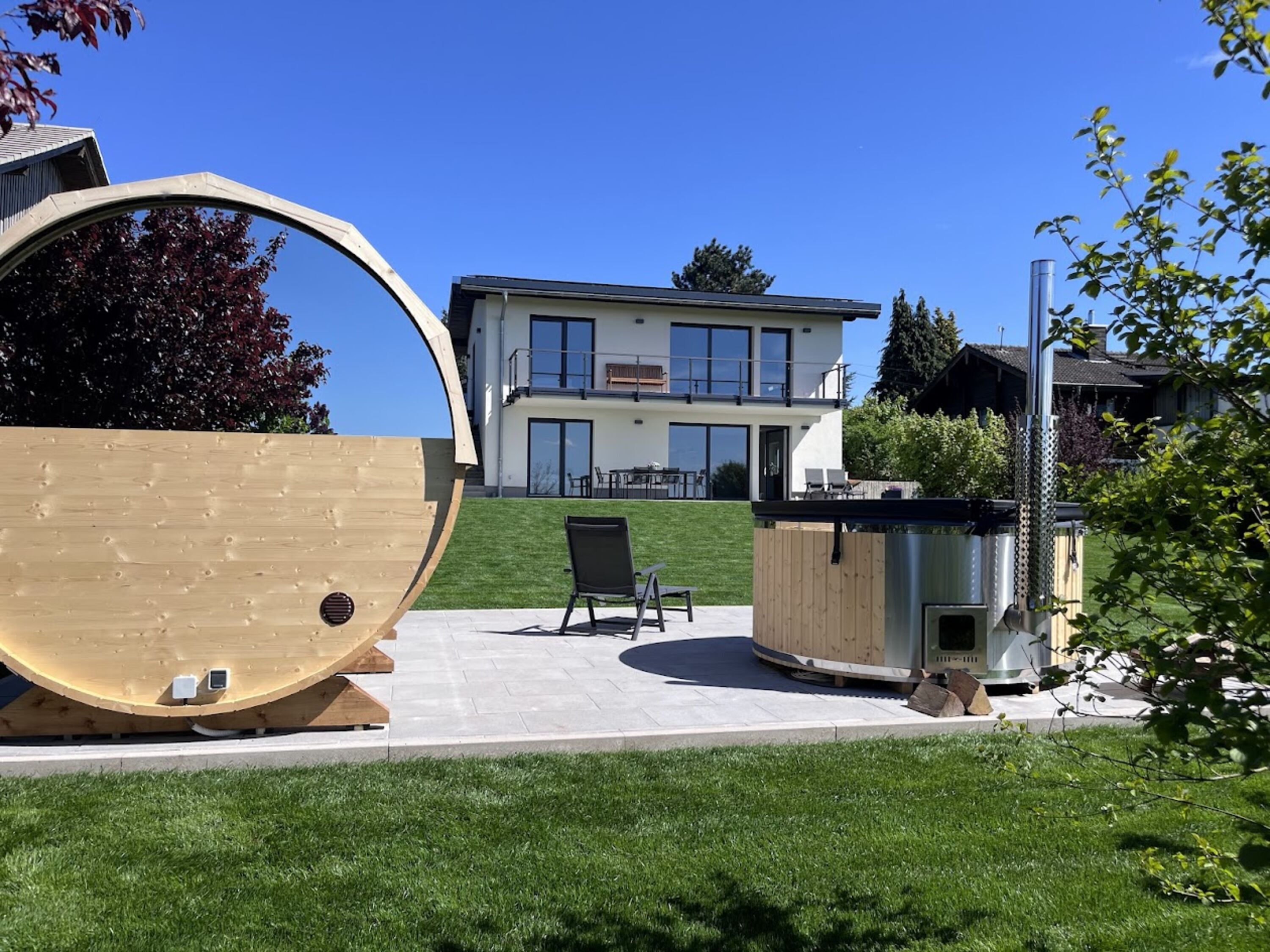 Garten mit Whirlpool und Sauna