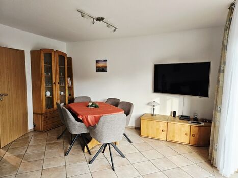 Wohn-Esszimmer mit großem Flat TV 