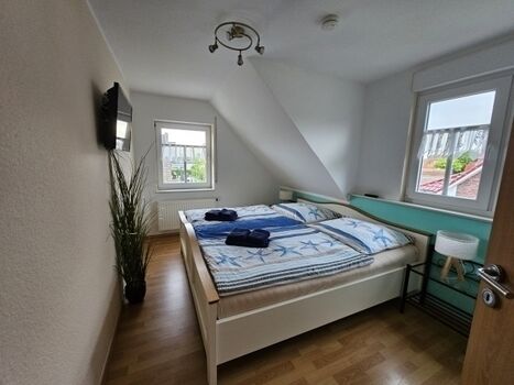 1.Schlafzimmer OG Bett 200x200 plus Kinderreisebett möglich 