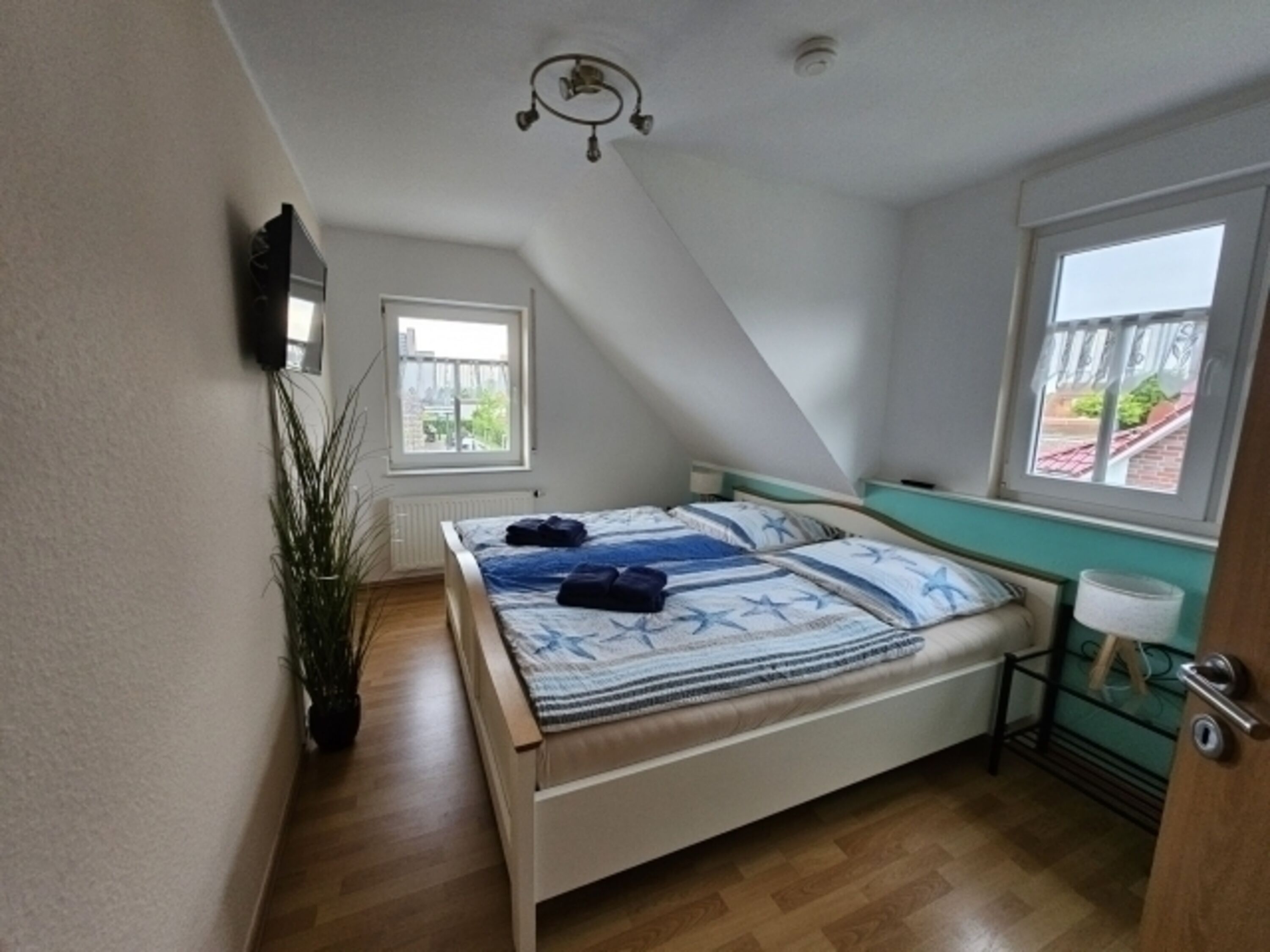1.Schlafzimmer OG Bett 200x200 plus Kinderreisebett möglich 