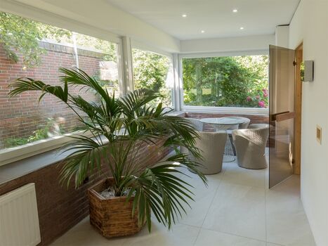 Entspannungsbereich vor dem Sauna-Eingang