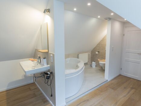 Und das eigene Waschbecken im Schlafbereich oben