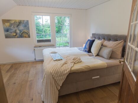 Schlafraum unten mit Boxspringbett 180x200