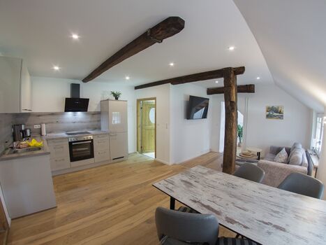 Blick zur komfortablen L-Küchenzeile