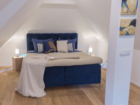 Auf der geschlossenen Empore das weitere Boxspring-Doppelbett