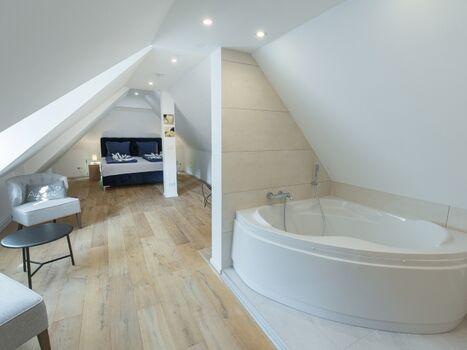 Ihr eigenes Bad mit Wanne und WC