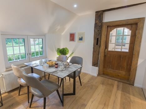 Speisen mit Blick in den Garten