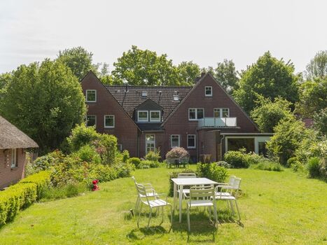 Gartenareal mit Außensitzbereich für Reethuus 6