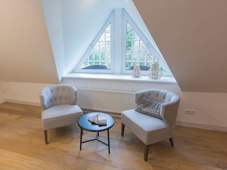 Sitzecke oben vor dem Fenster